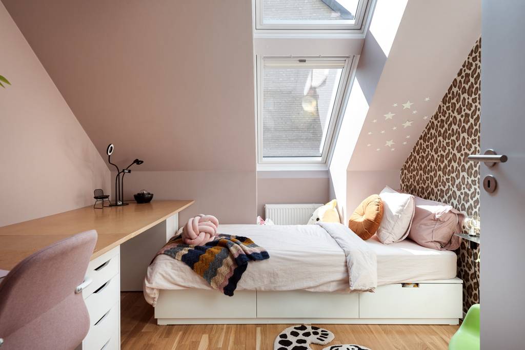 chambre mansardée rose appartement moderne de 86m2 décoration scandinave chambre mansardée rose appartement moderne de 86m2 décoration scandinave