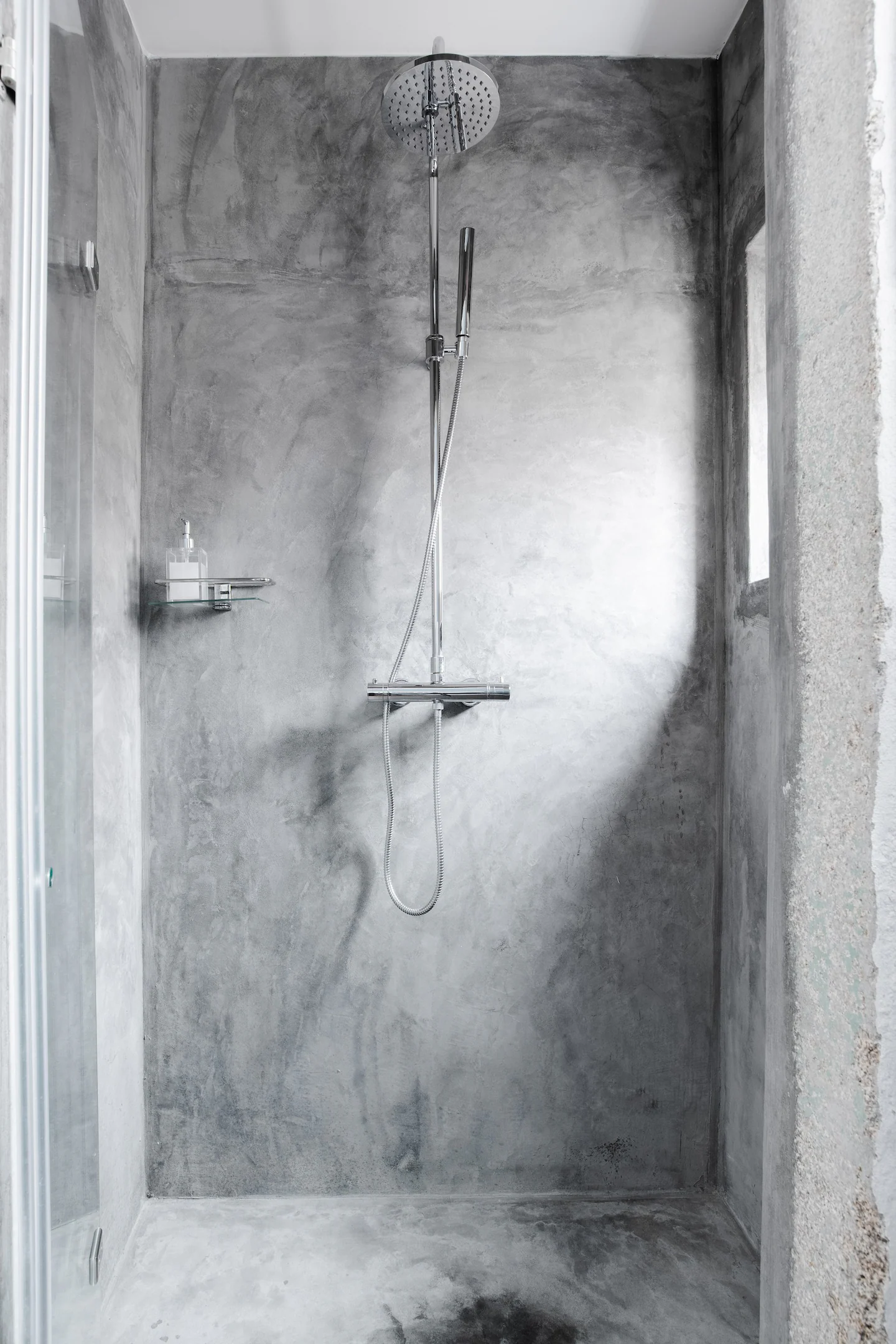 douche italienne en béton gris