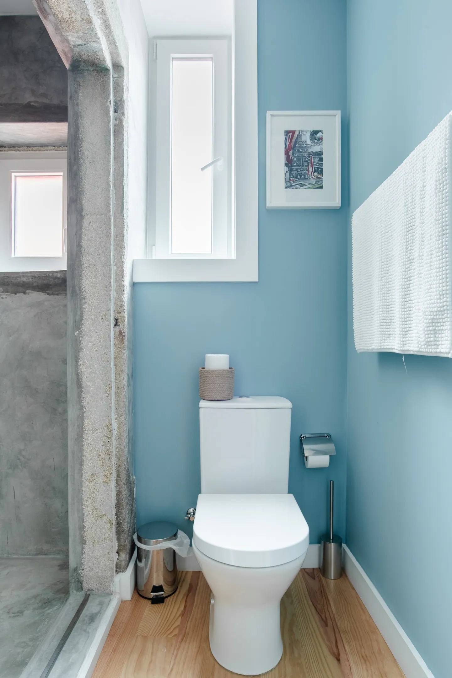 salle de bain avec toilettes petit appartement Porto