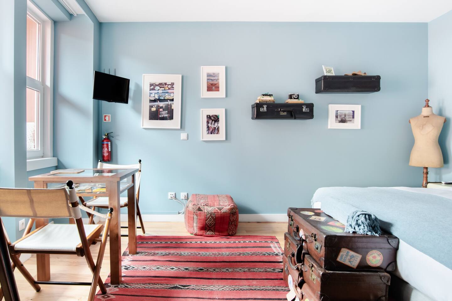 chambre murs bleus petit appartement Porto