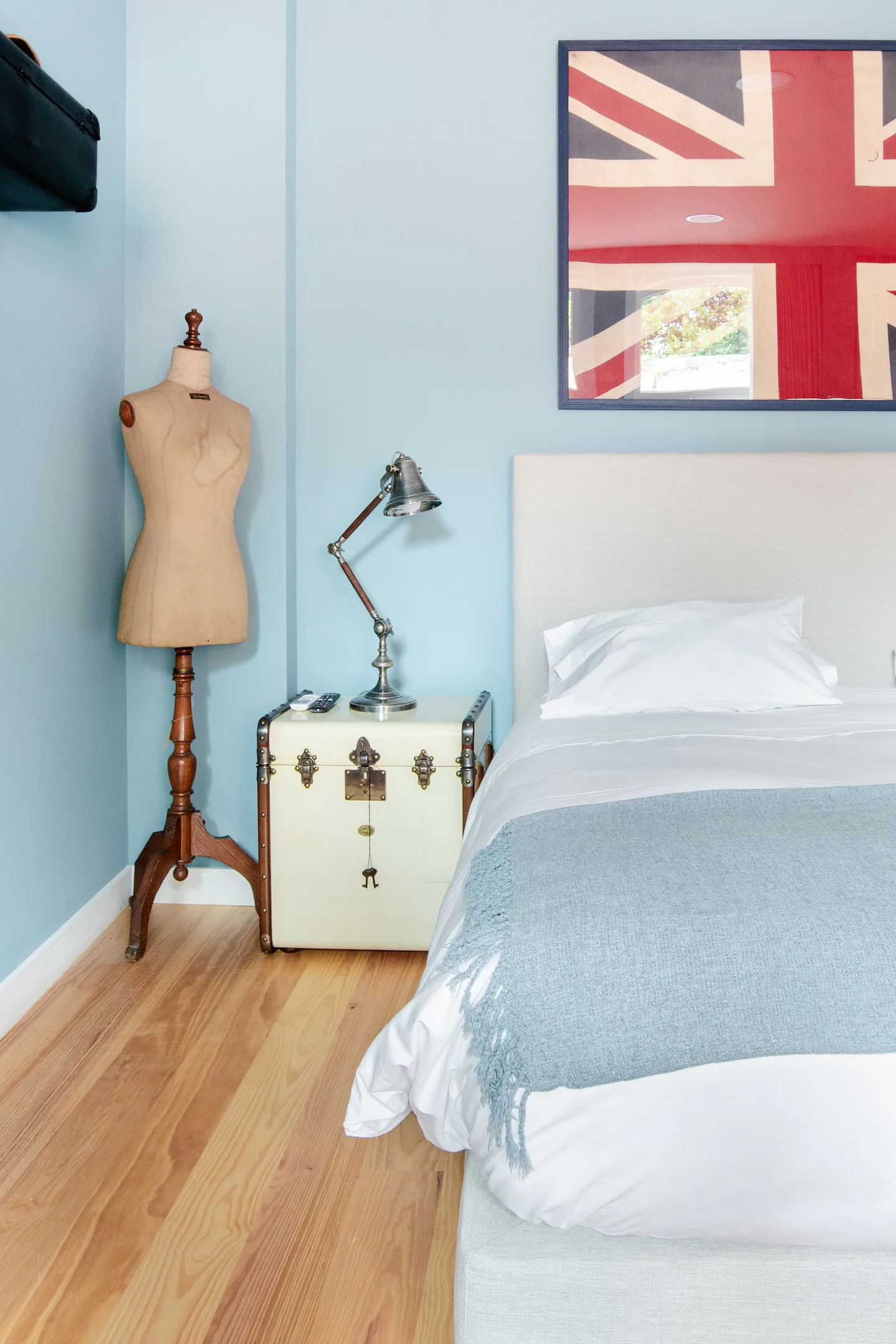 chambre murs bleus affiche Union Jack petit appartement Porto