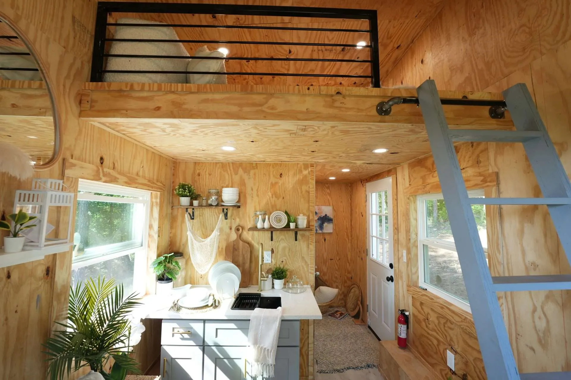 salon tiny house 13m2 avec mezzanine