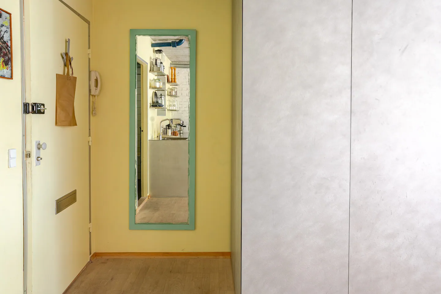 entrée mur jaune