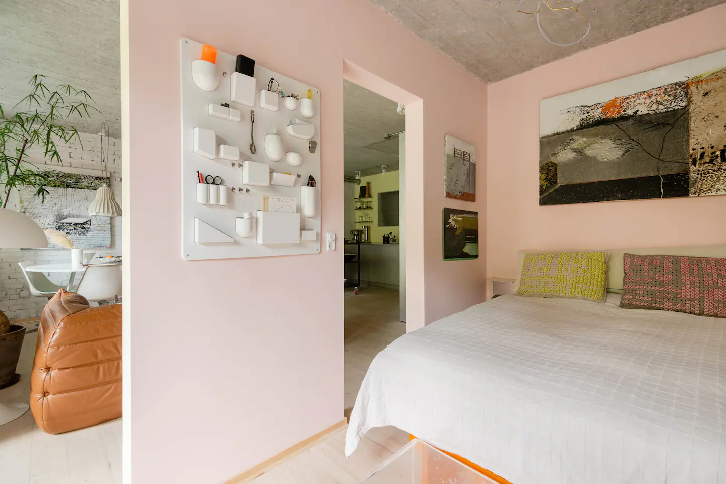 chambre semi-ouverte mur rose appartement décoration vintage