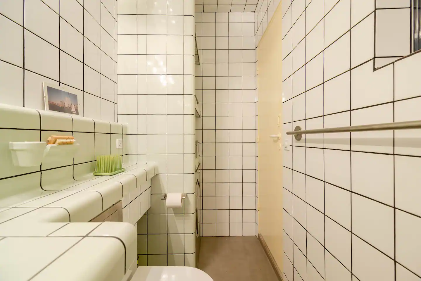 salle de bain carrelage blanc joints noirs décoration vintage