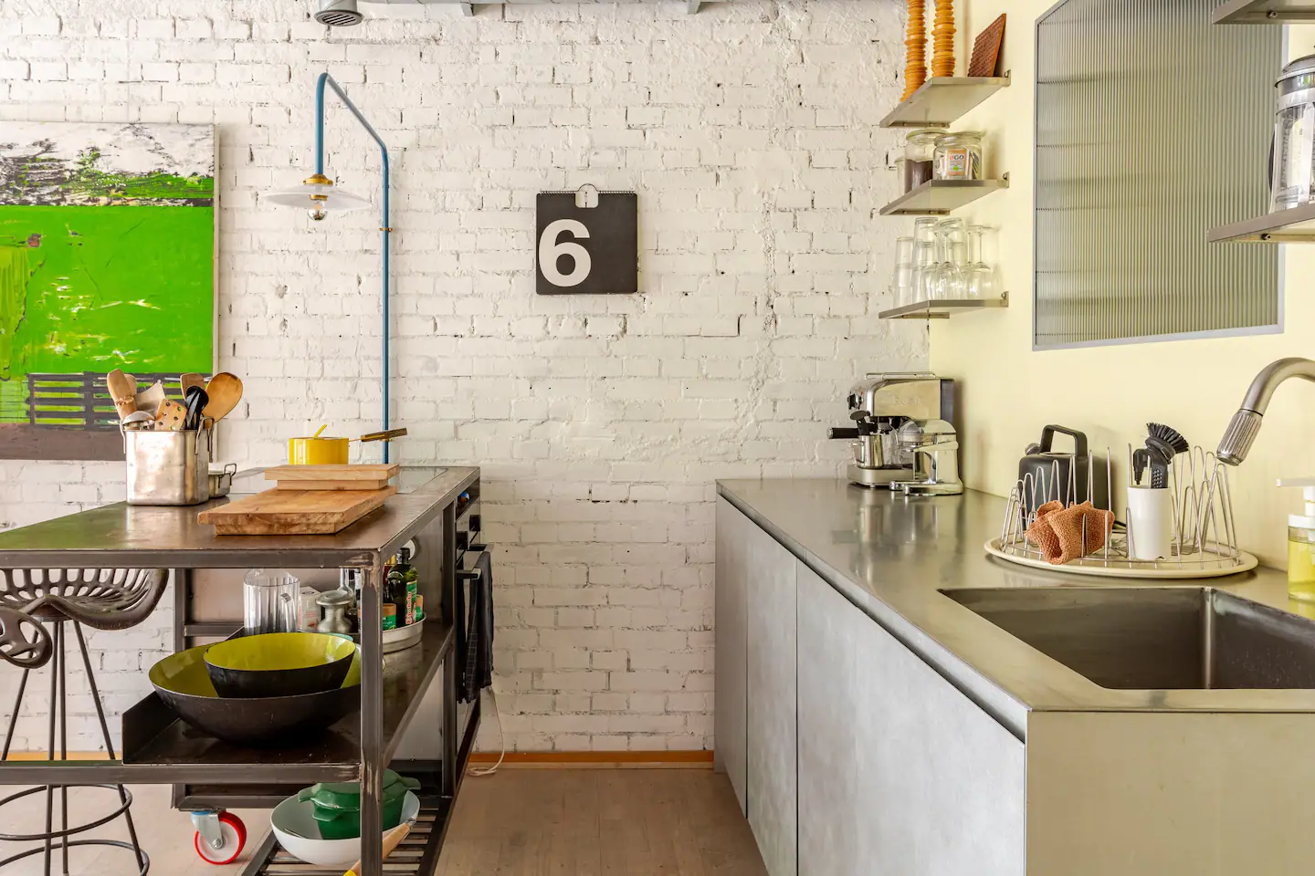 cuisine ouverte mur briques blanches
