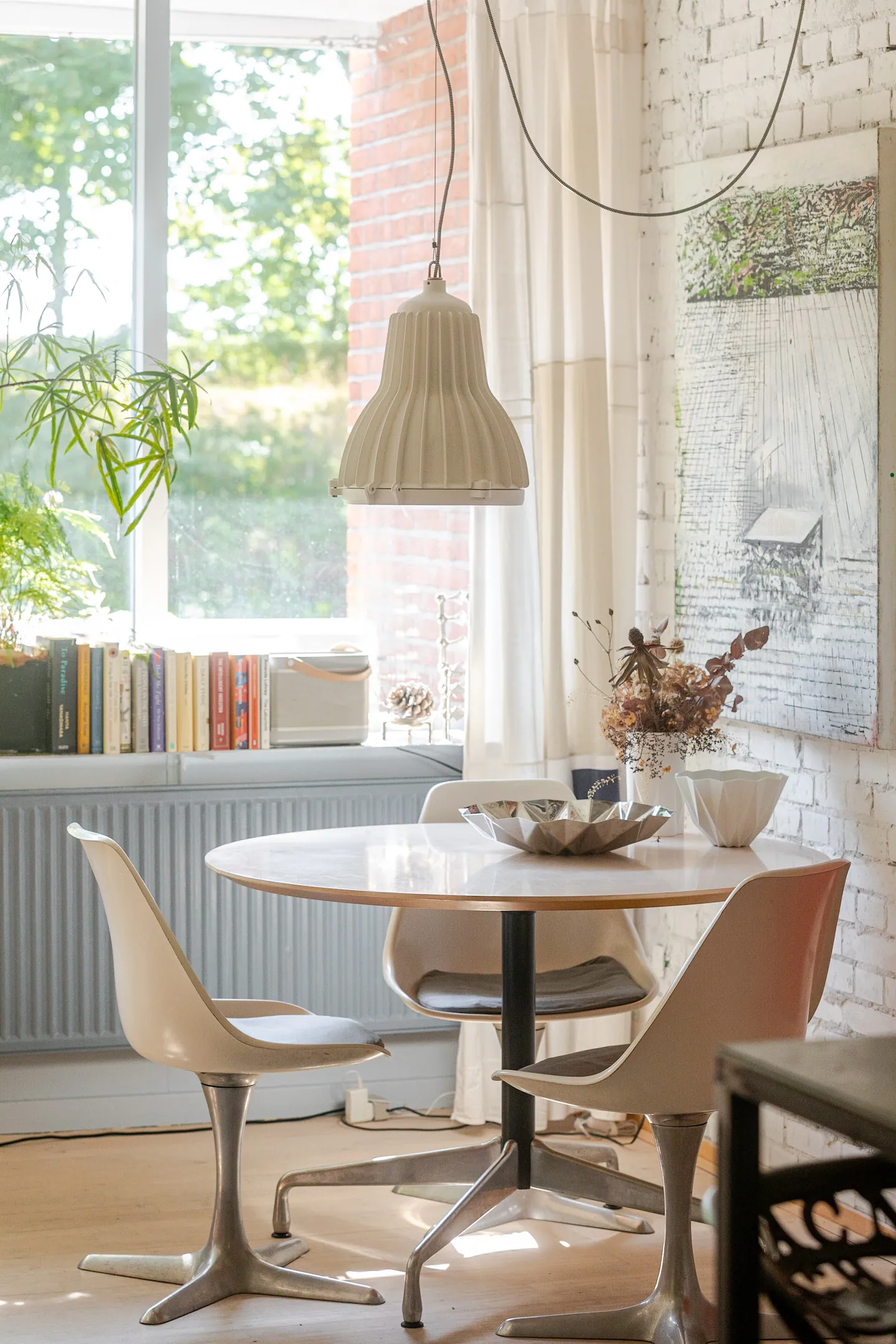 salle à manger appartement décoration vintage avec mur briques blanches