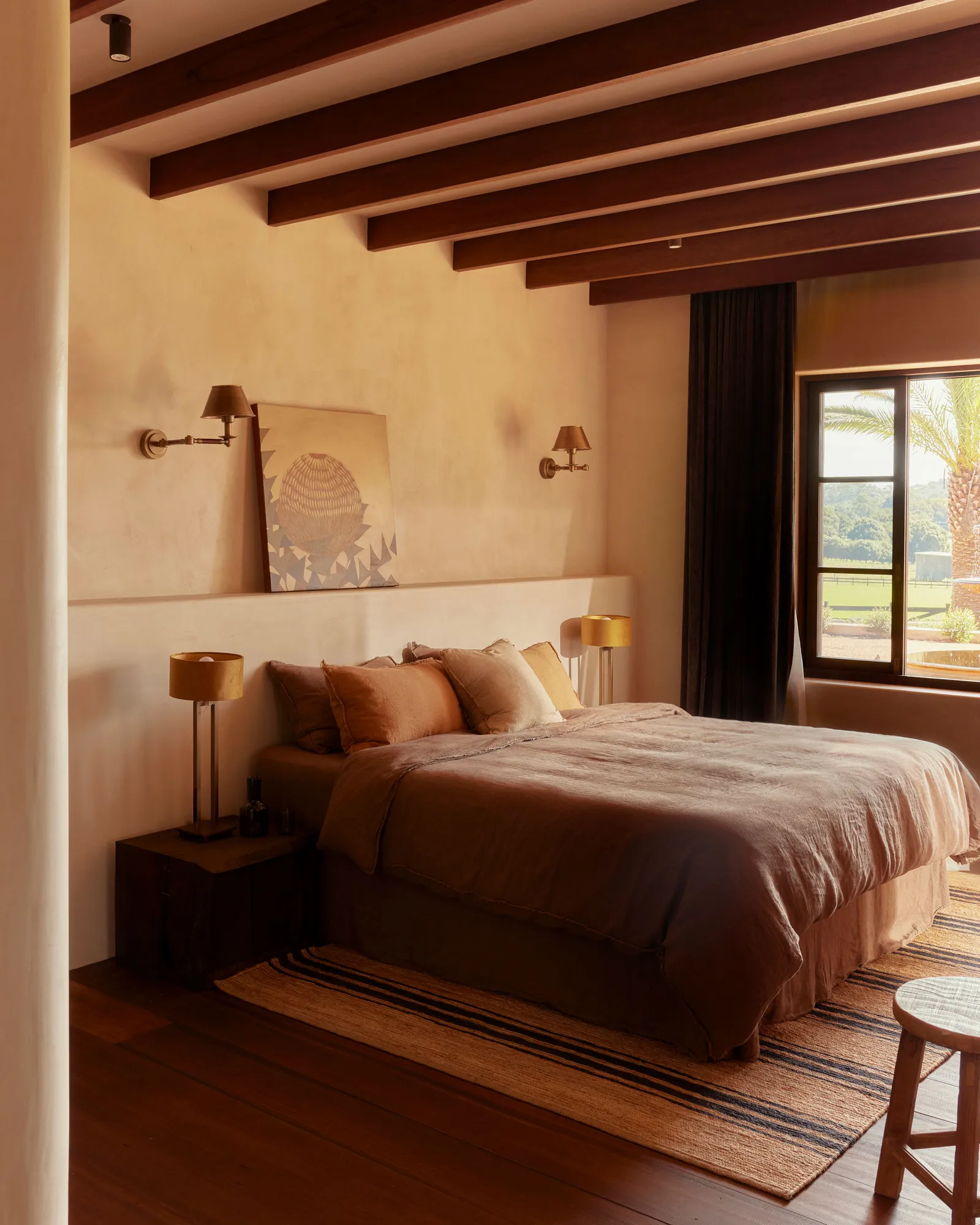 chambre avec poutres murs enduits décoration rustique chic