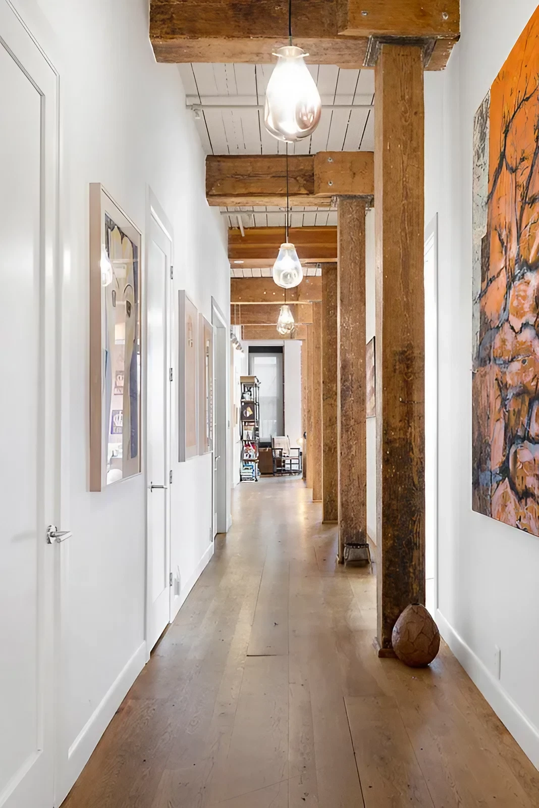 couloir avec piliers en bois