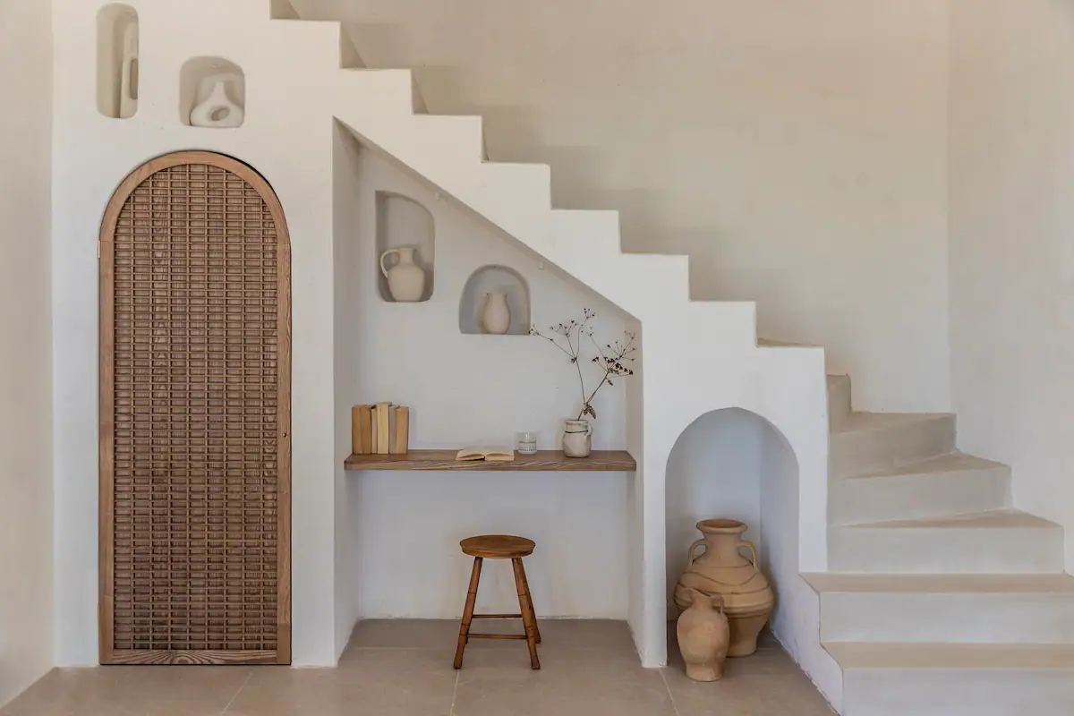 salon avec escalier maçonné maison en Grèce