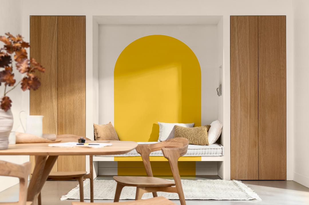 salon arche peinte en jaune Eclat de Joie Dulux valentine couleur de l'année 2025