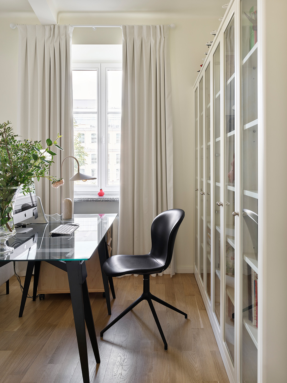 bureau avec vitrine décoration contemporaine
