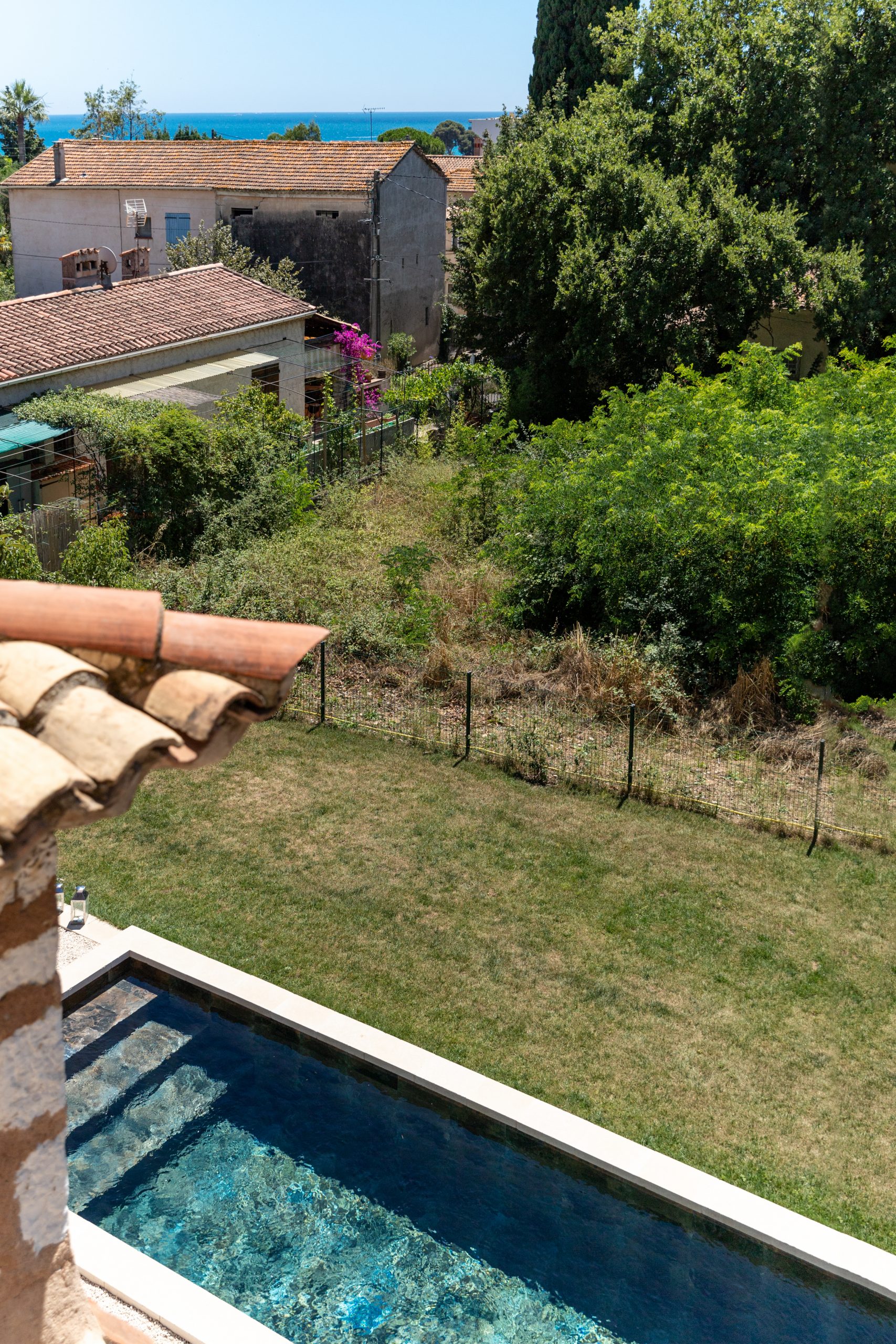 maison ancienne en pierres avec piscine vue mer