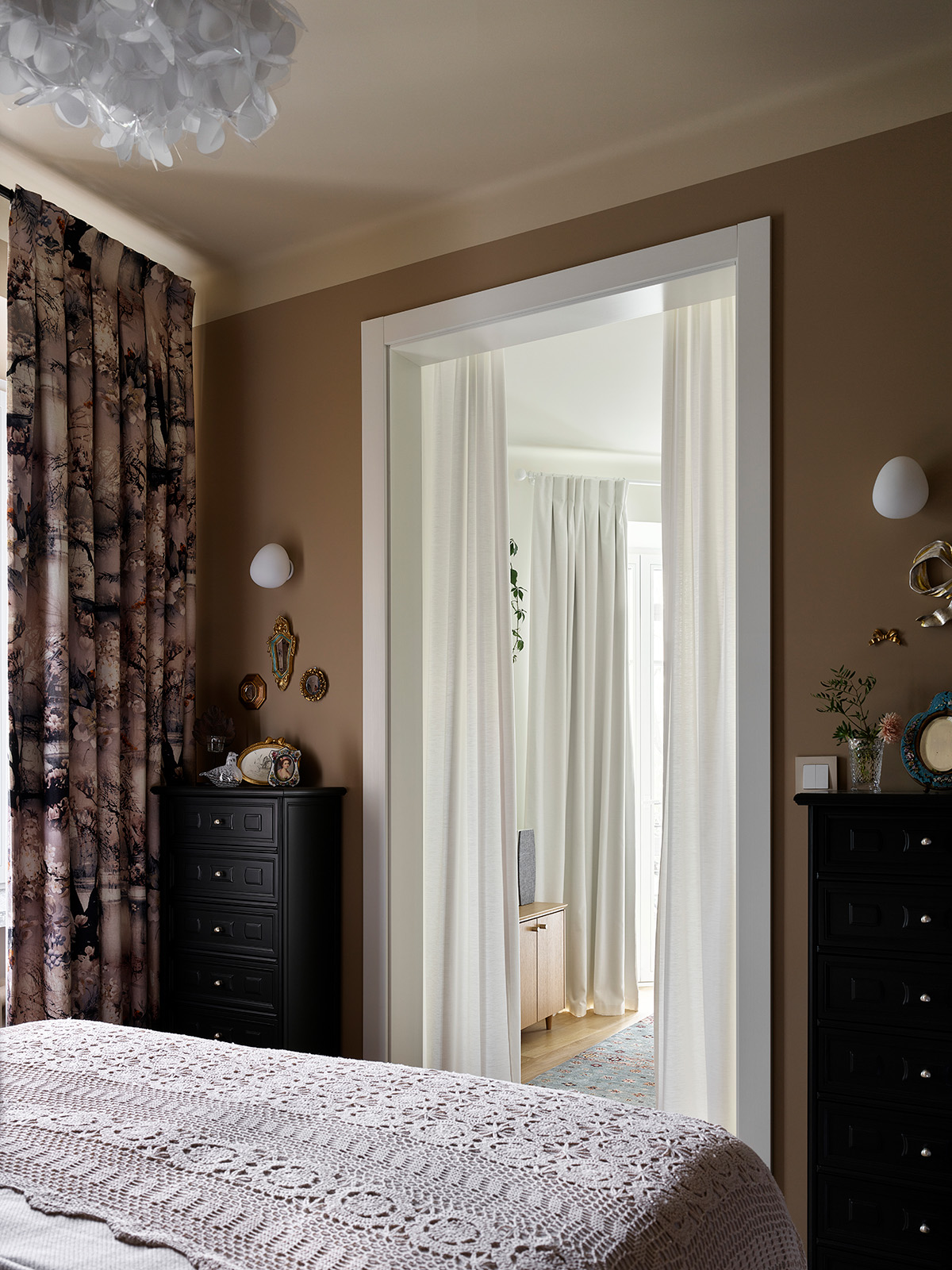 chambre mur ocre