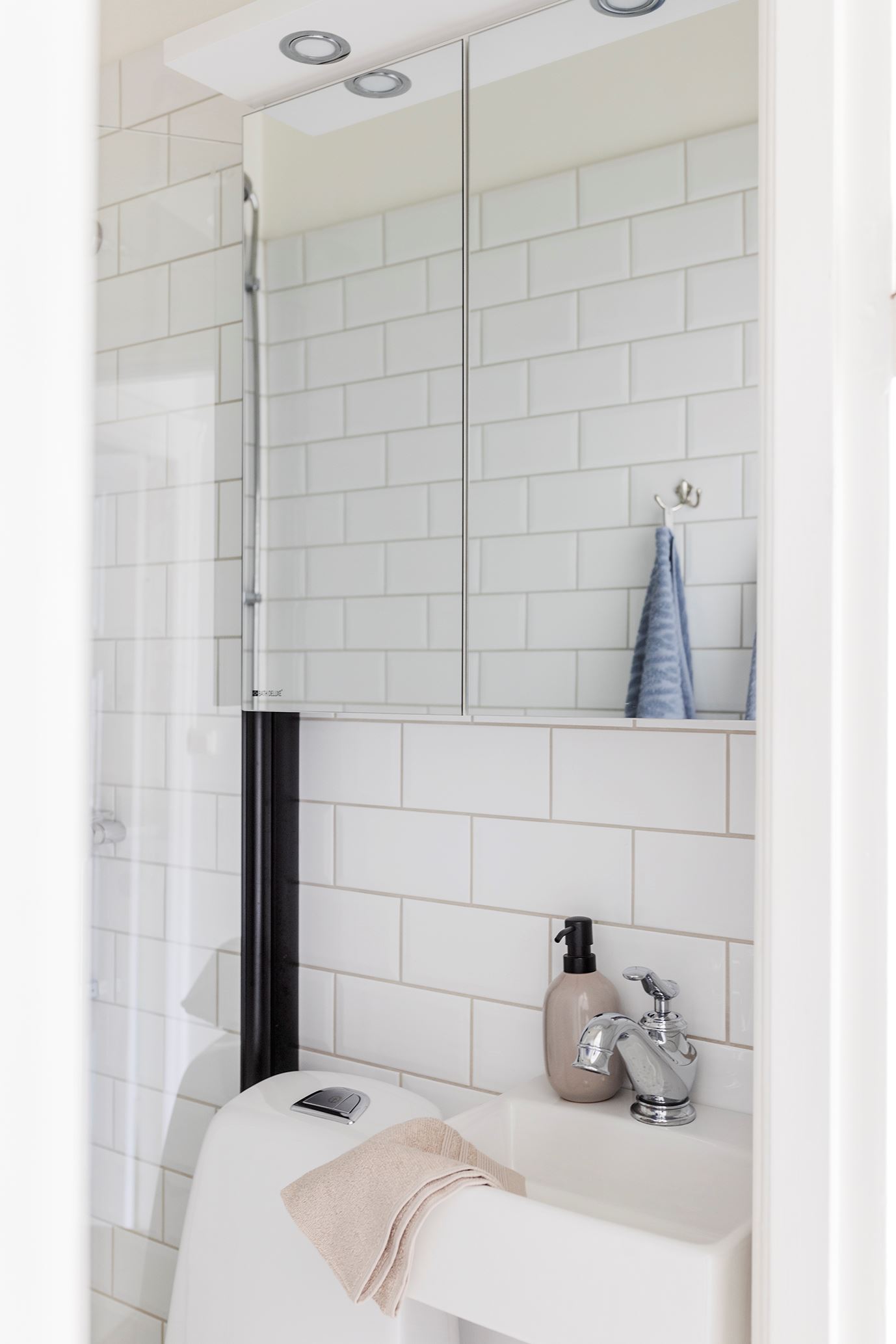 salle d'eau blanche