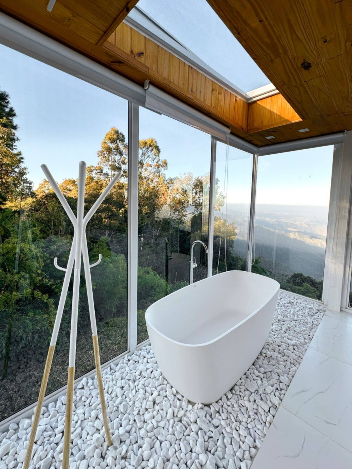 baignoire îlot sur pierres maison A-Frame design blanche baignoire îlot sur pierres maison A-Frame design blanche