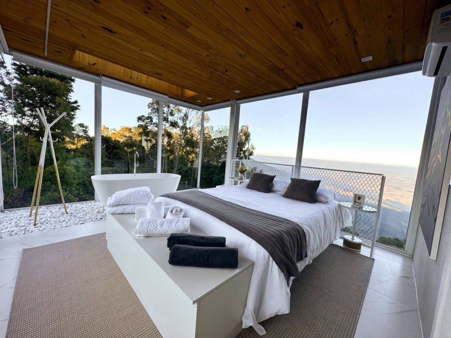 chambre avec baignoire maison A-Frame design blanche chambre avec baignoire maison A-Frame design blanche