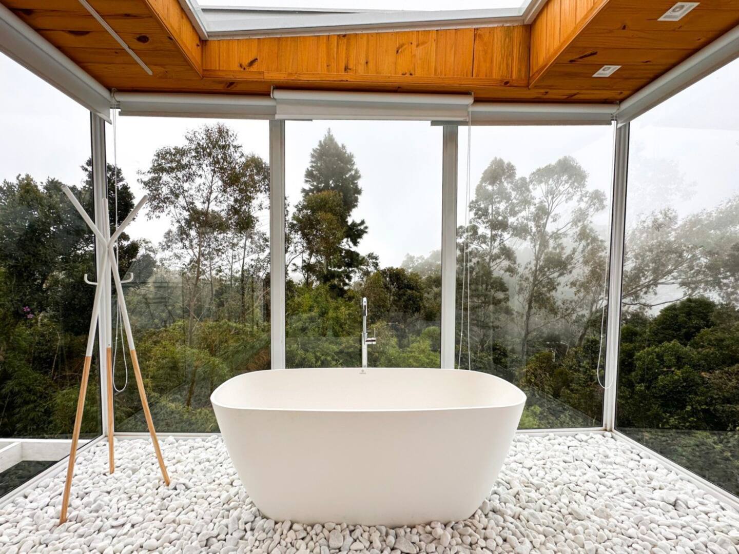 baignoire îlot sur pierres maison A-Frame design blanche baignoire îlot sur pierres maison A-Frame design blanche