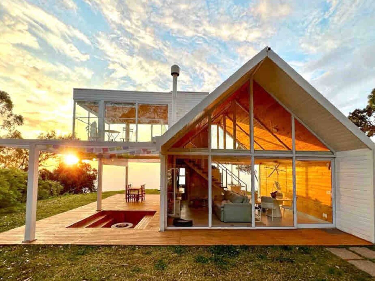 maison A-Frame design blanche maison A-Frame design blanche