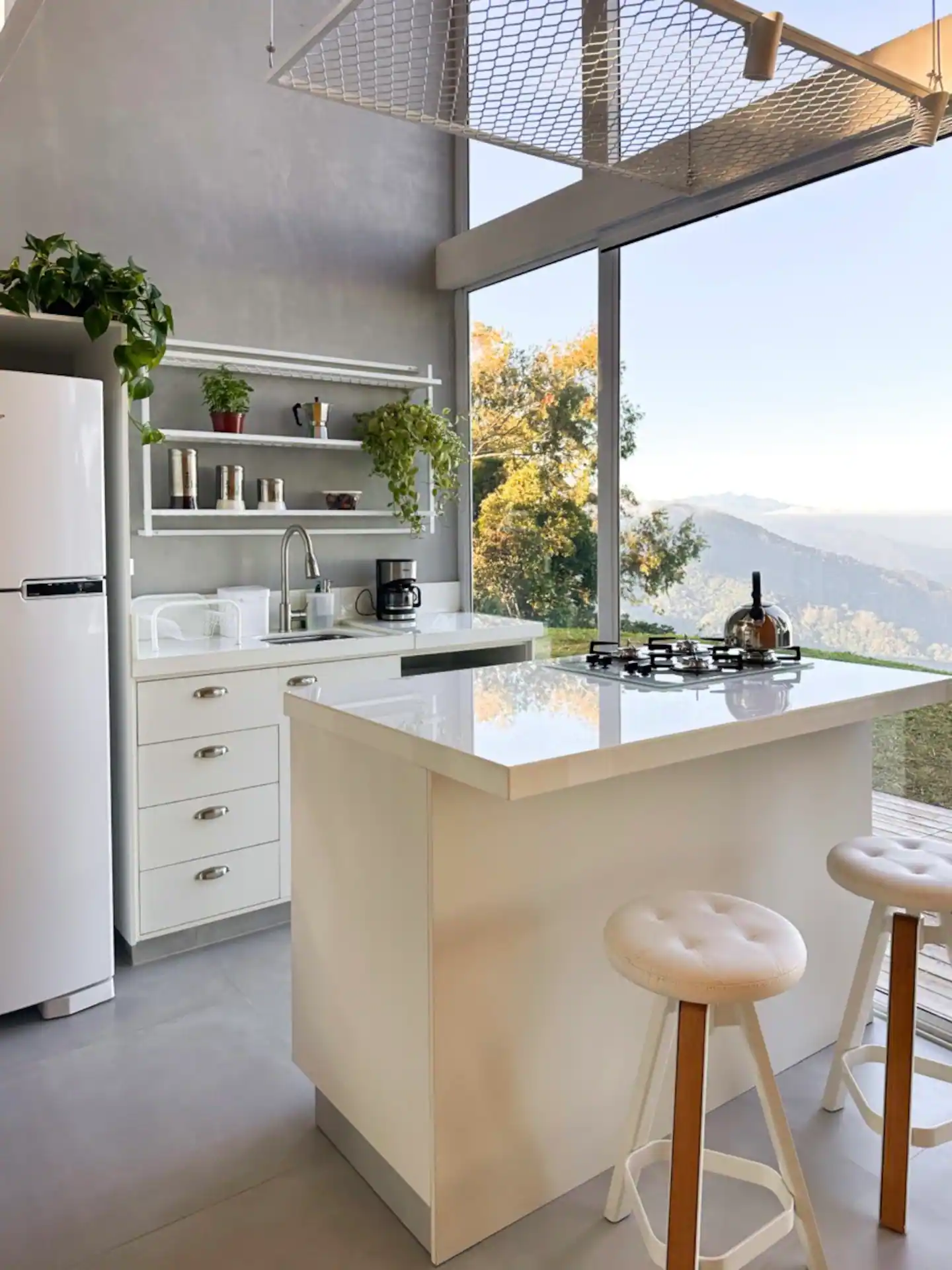 cuisine ouverte maison A-Frame design blanche cuisine ouverte maison A-Frame design blanche