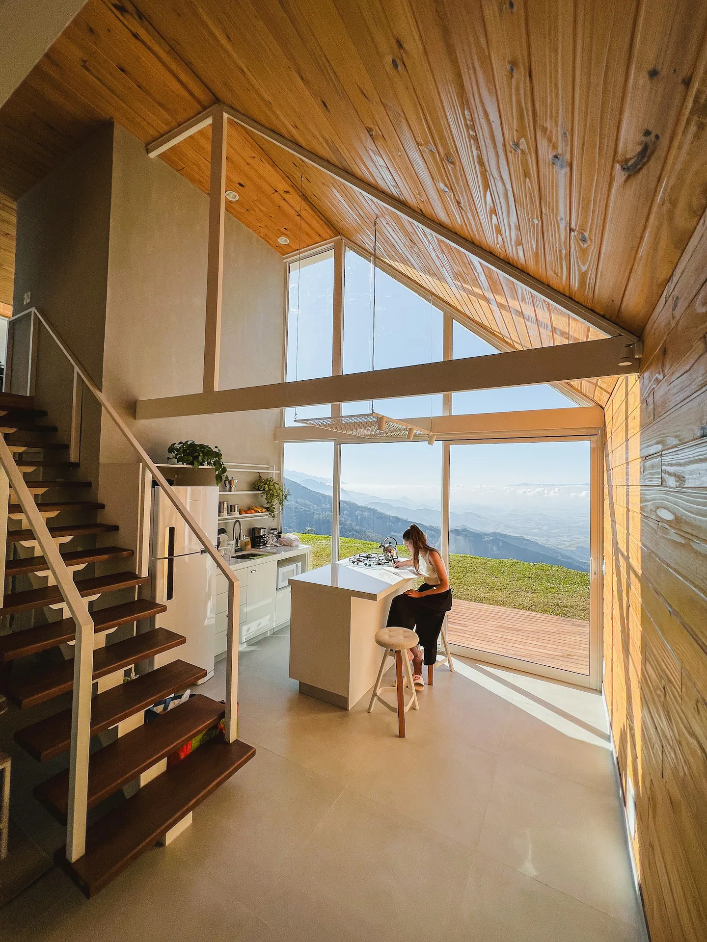 cuisine ouverte maison A-Frame design blanche cuisine ouverte maison A-Frame design blanche
