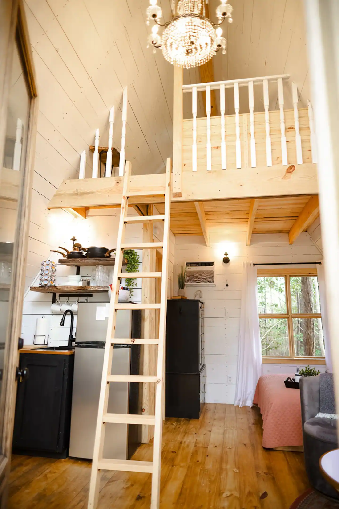 salon avec mezzanine maison A-Frame