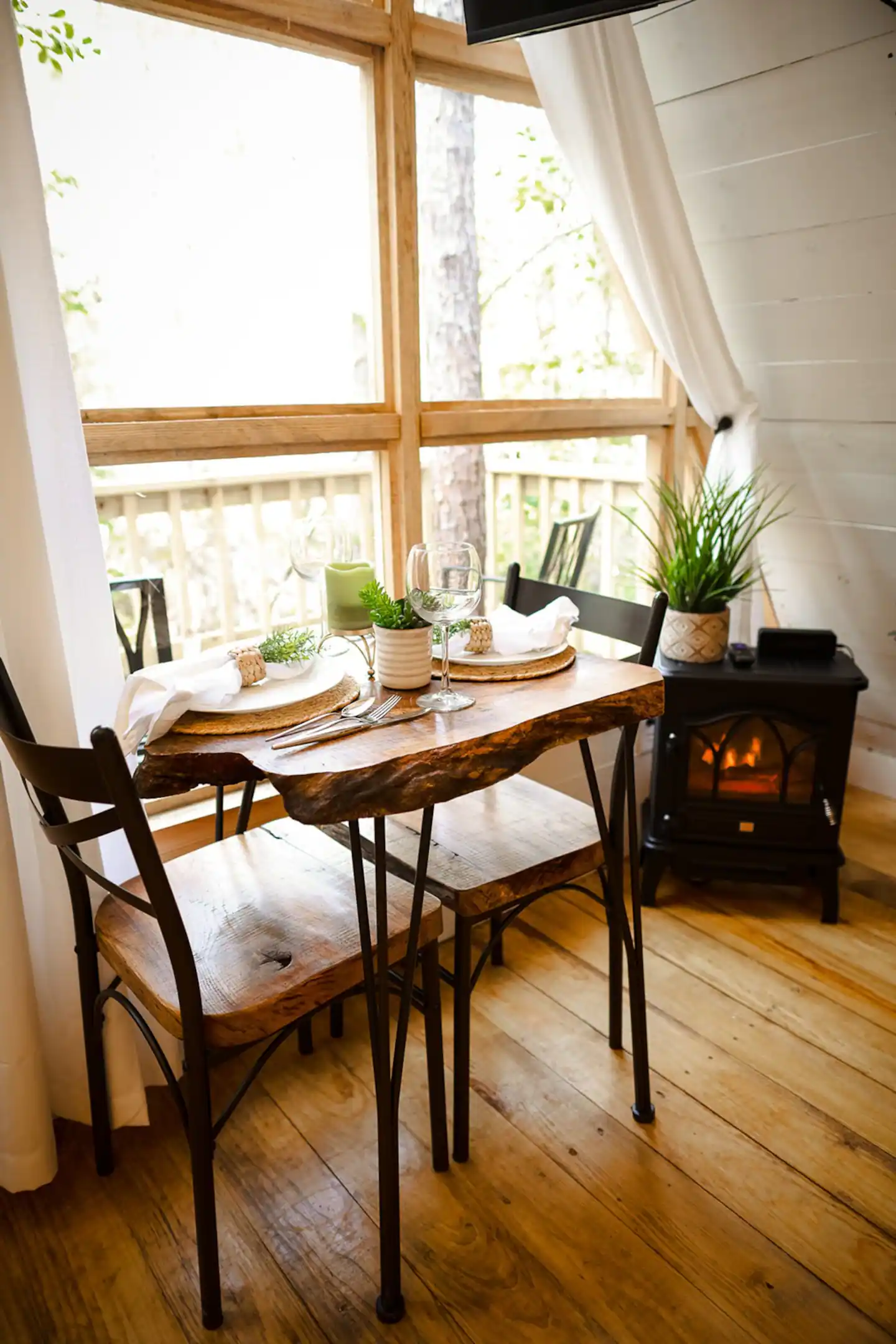 salle à manger avec poêle maison A-Frame