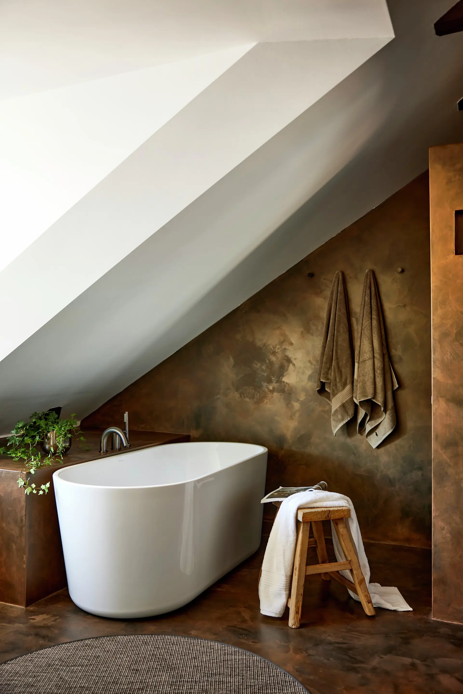 salle de bain appartement sous les toits avec poutres décoration contemporaine Slettvoll