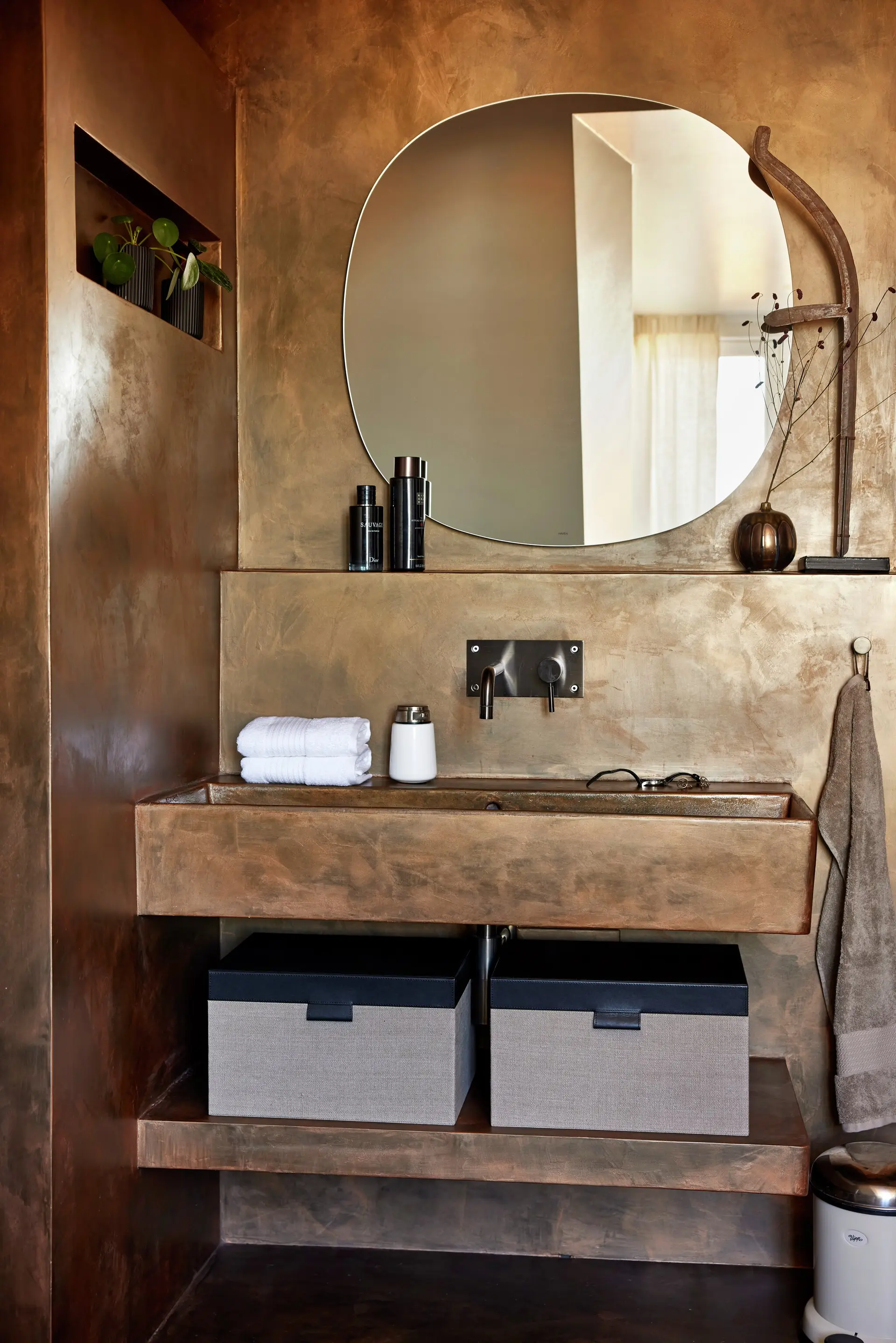 salle de bain appartement sous les toits avec poutres décoration contemporaine Slettvoll