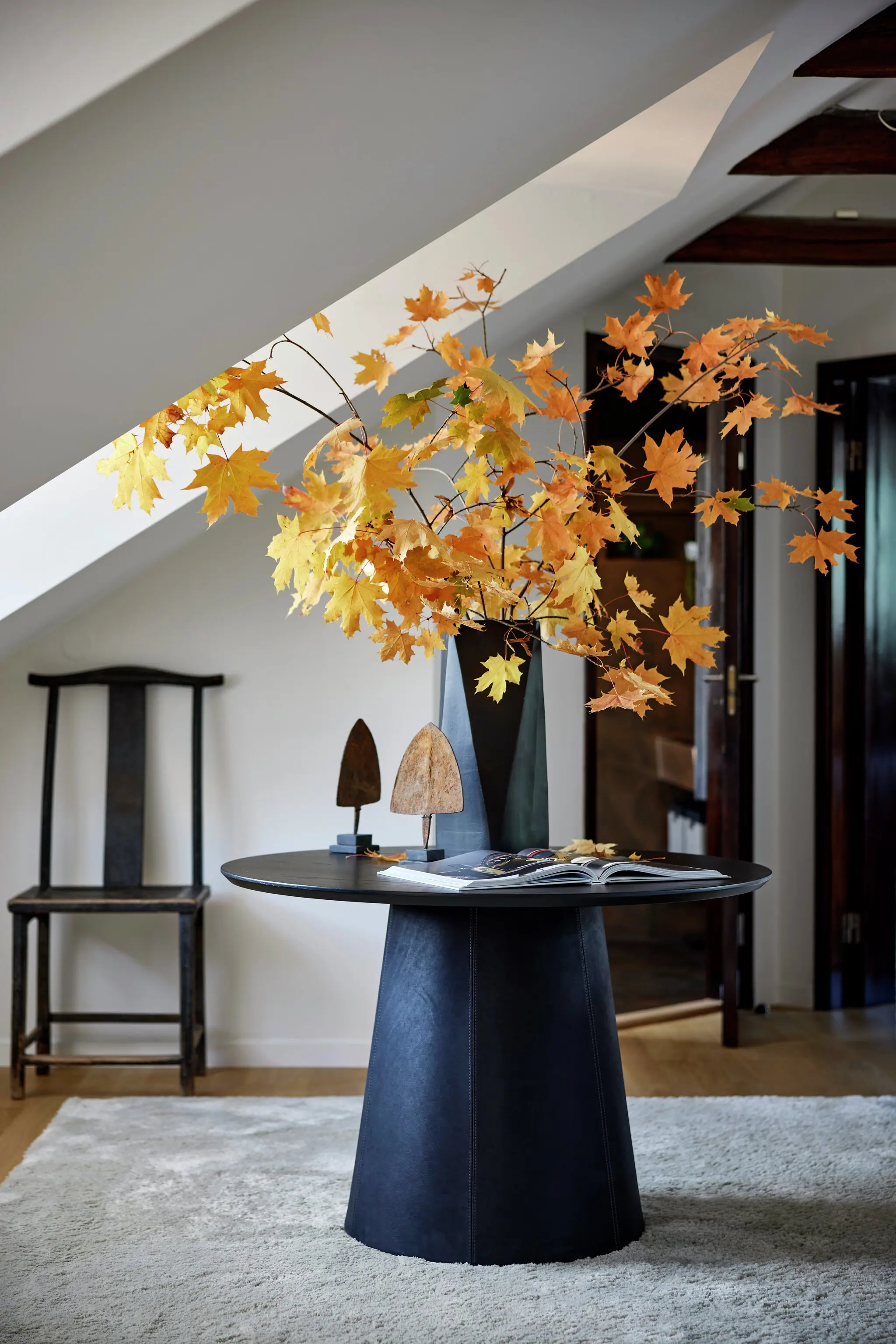 salon appartement sous les toits avec poutres décoration contemporaine Slettvoll