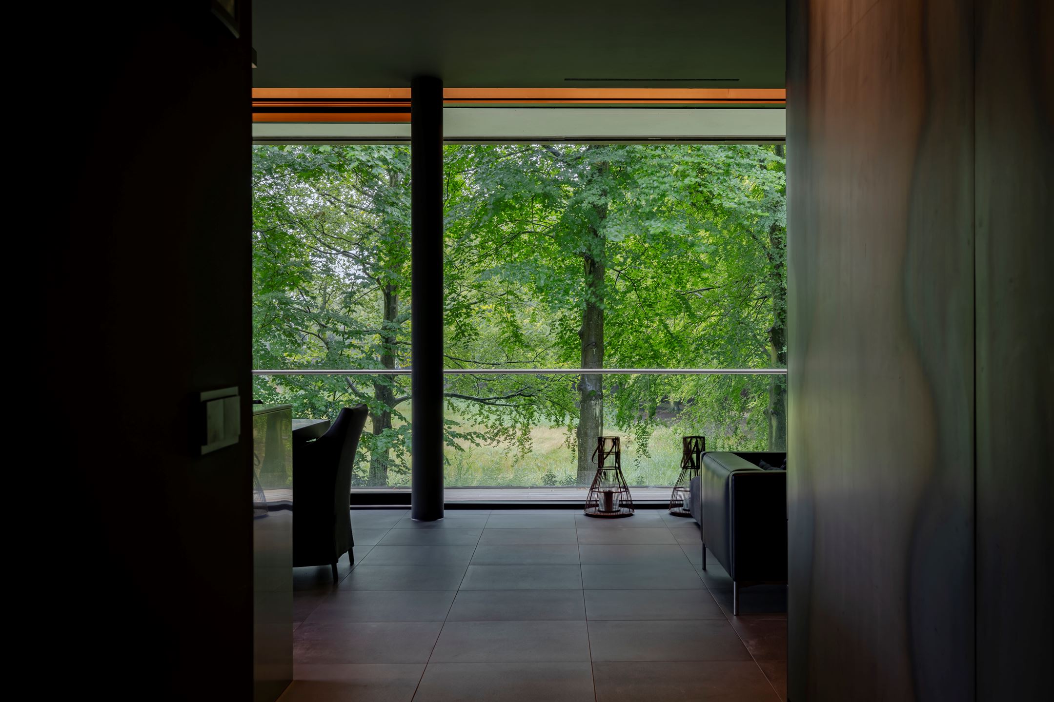 salon avec baies vitrées sur parc salon avec baies vitrées sur parc