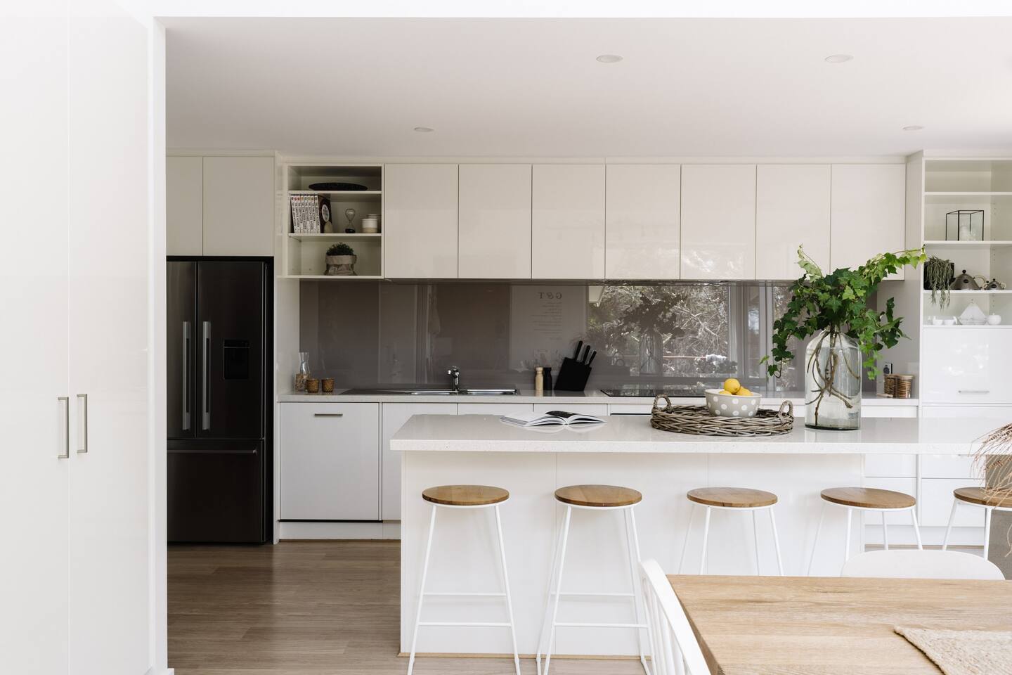 cuisine blanche design maison de plage Australie Kestrels Nest