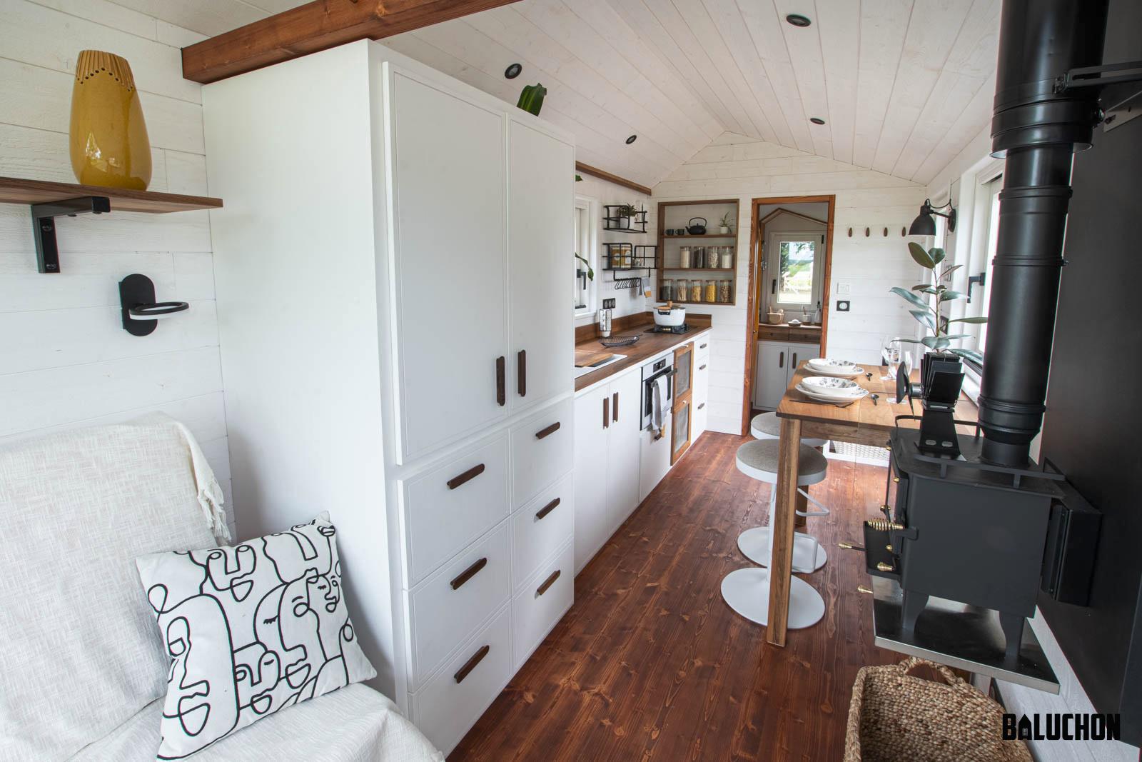 salon et cuisine tiny house Moulinsart Baluchon salon et cuisine tiny house Moulinsart Baluchon