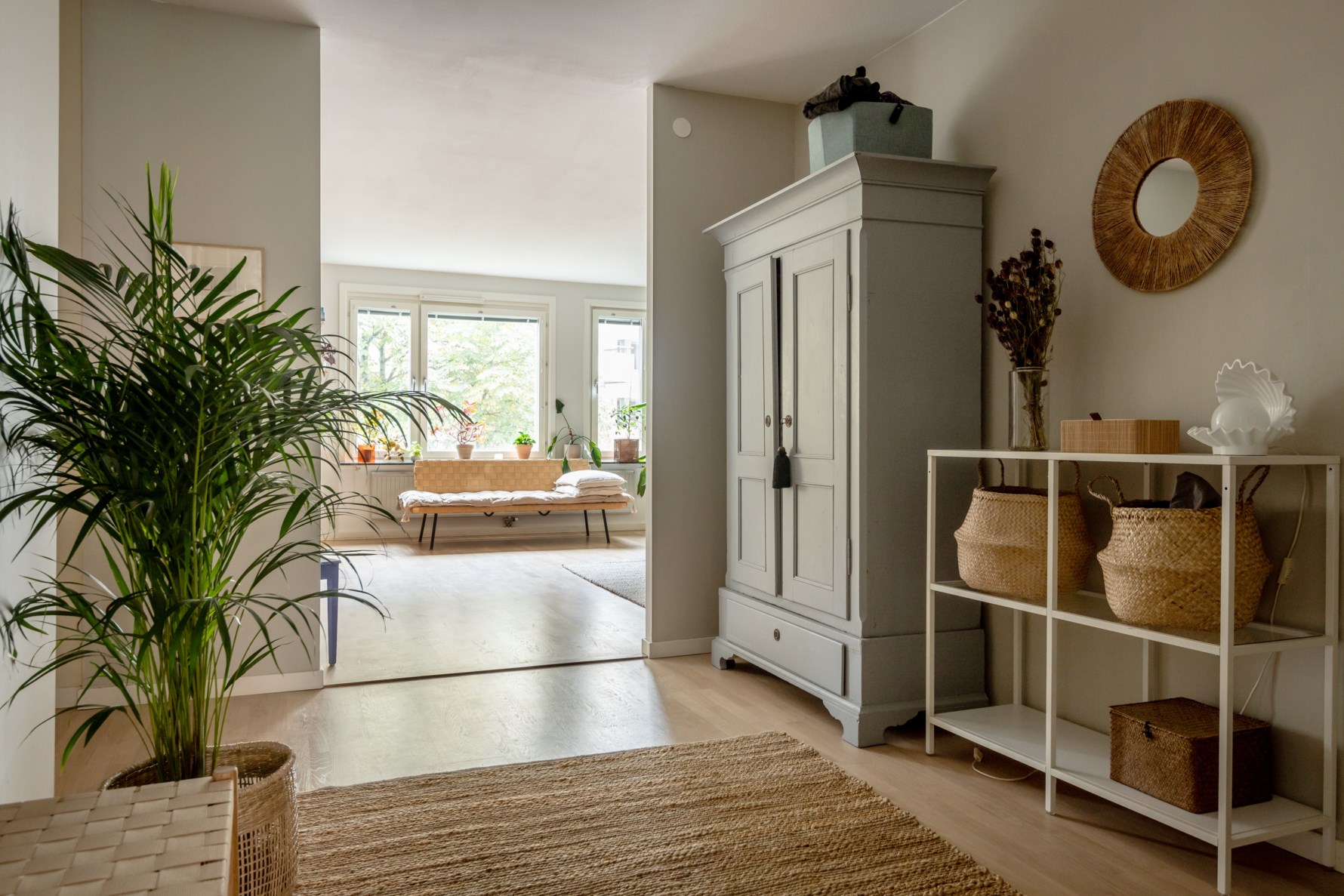 entrée avec armoire appartement familial 122m2 décoration colorée entrée avec armoire appartement familial 122m2 décoration colorée