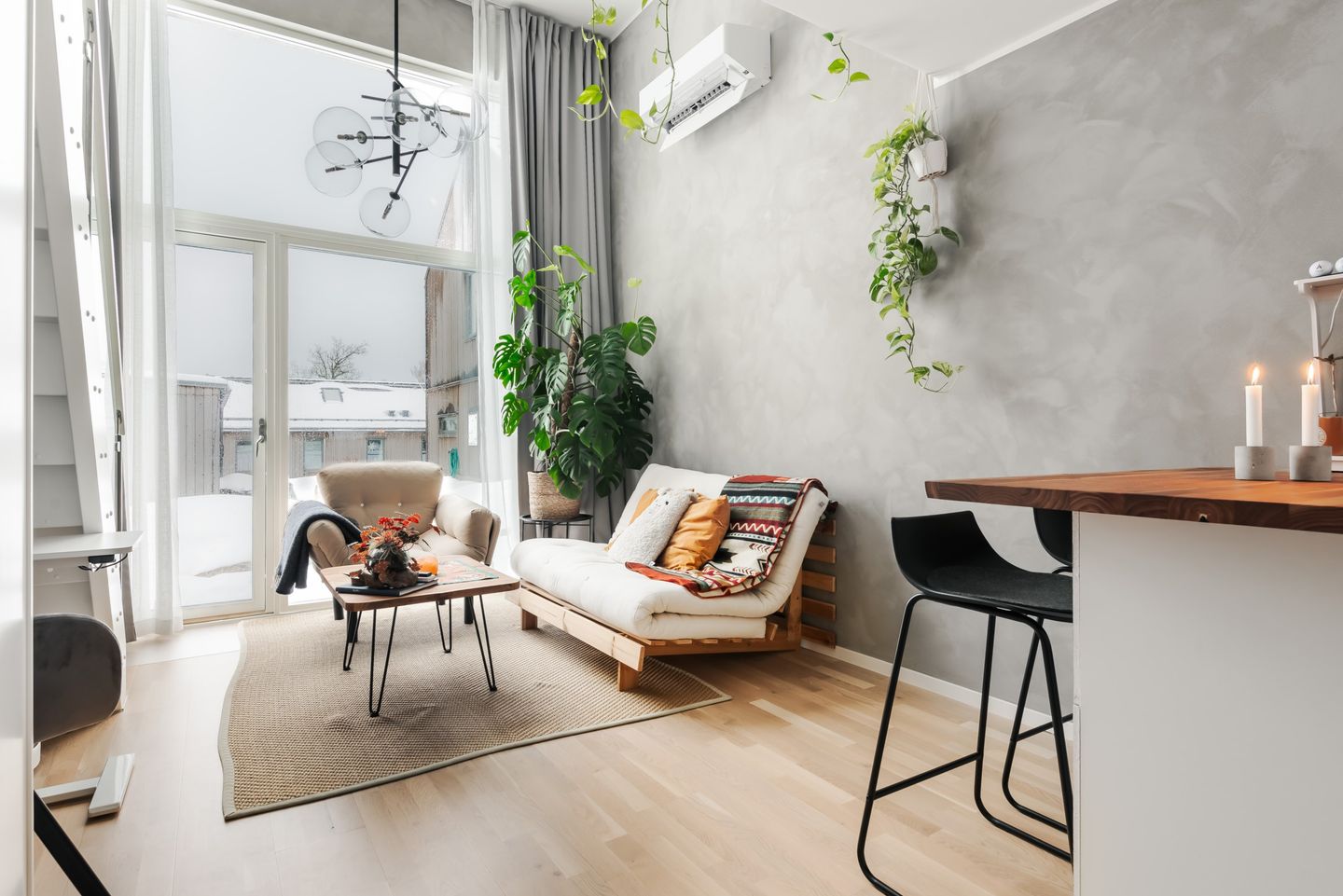 salon avec cuisine ouverte petite maison 37m2
