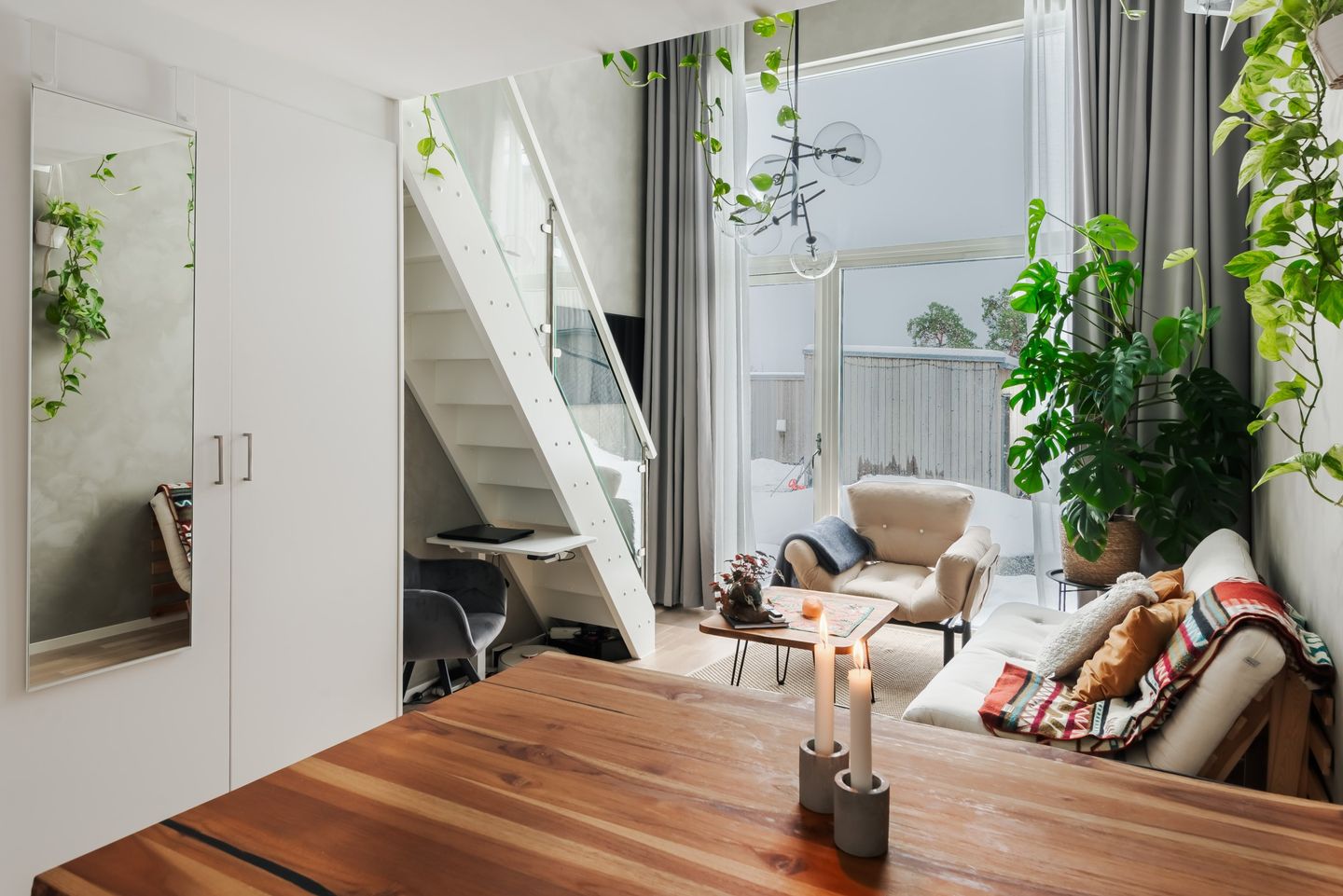 salon avec escalier petite maison 37m2