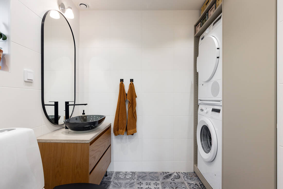 salle de bain design blanche et bois