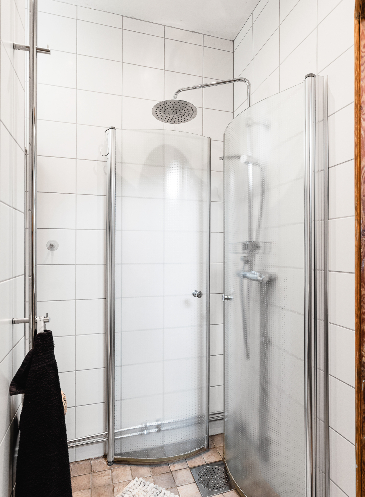 douche à l'italienne carrelage blanc