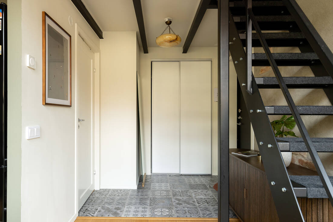 entrée avec escalier acier noir mini loft 52m2