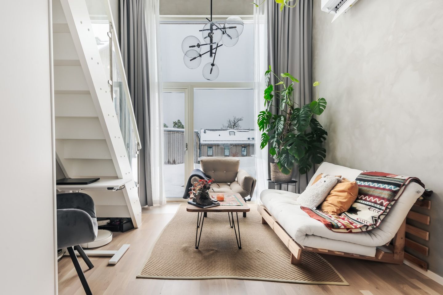 salon avec escalier petite maison 37m2