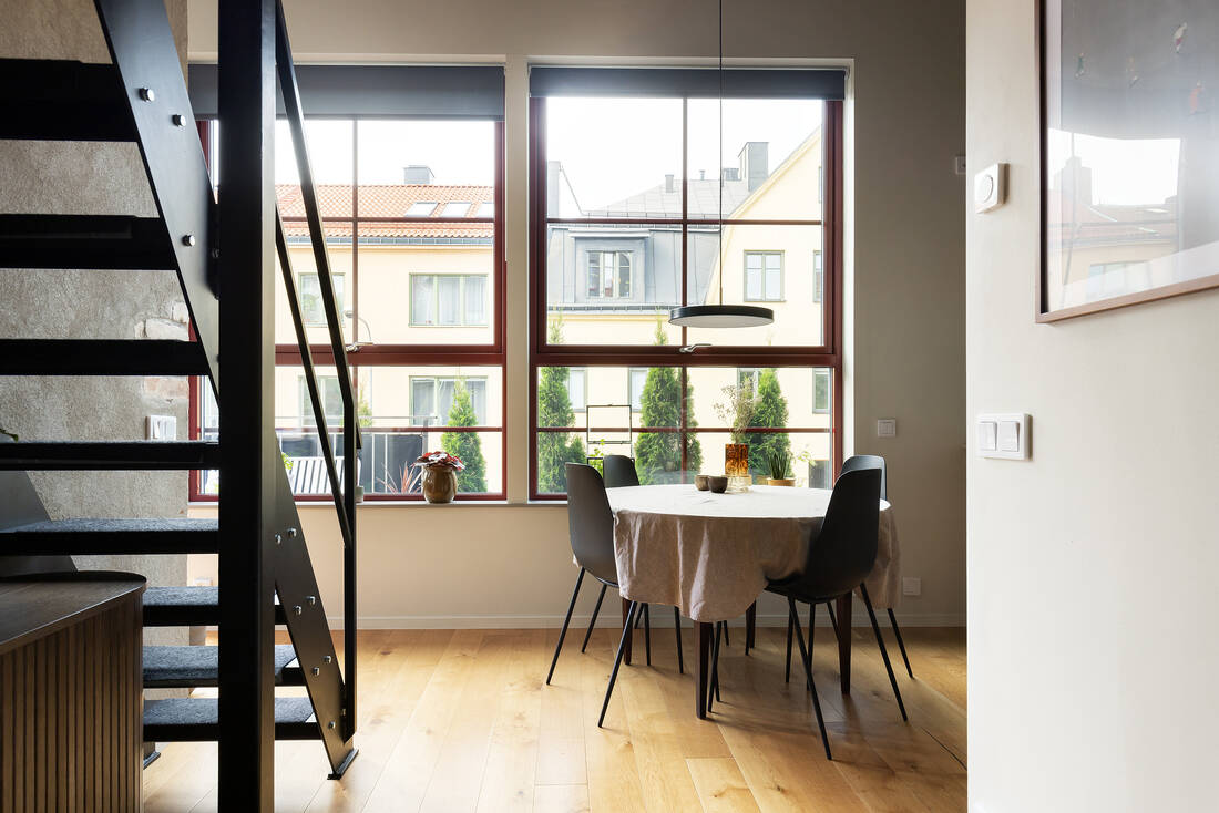 entrée avec escalier acier noir mini loft 52m2