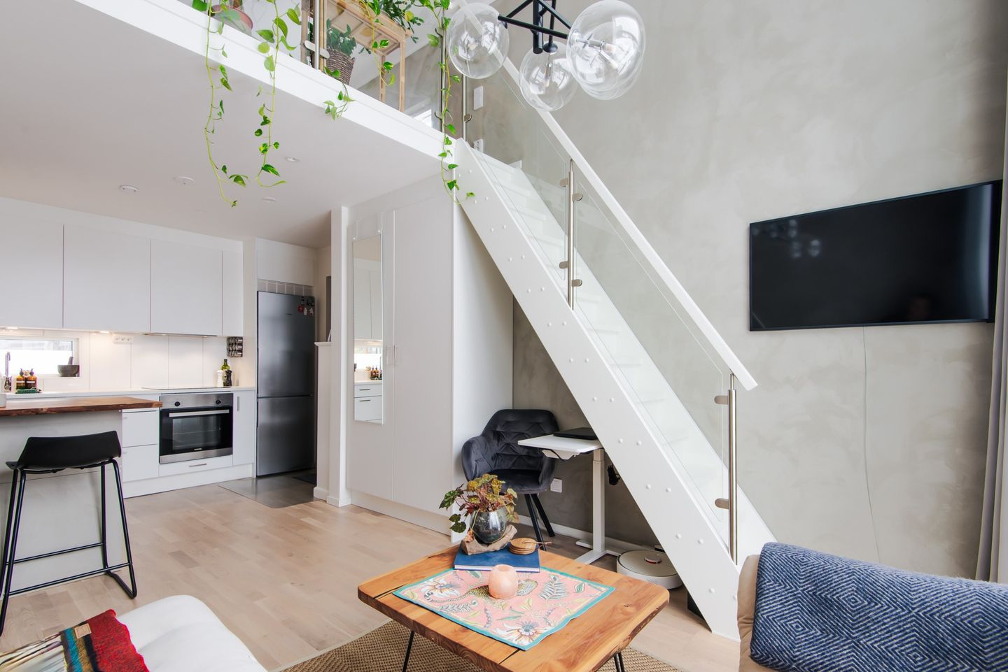 salon avec mezzanine petite maison 37m2