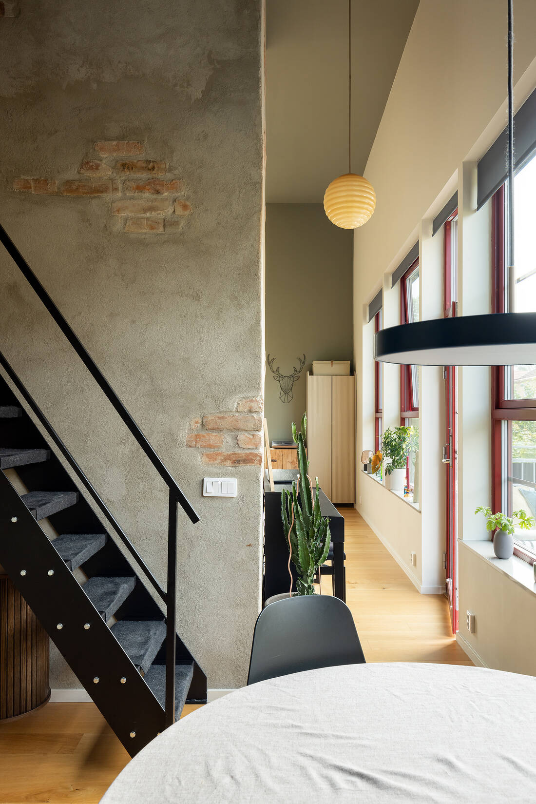 salle à manger avec escalier acier noir mini loft 52m2