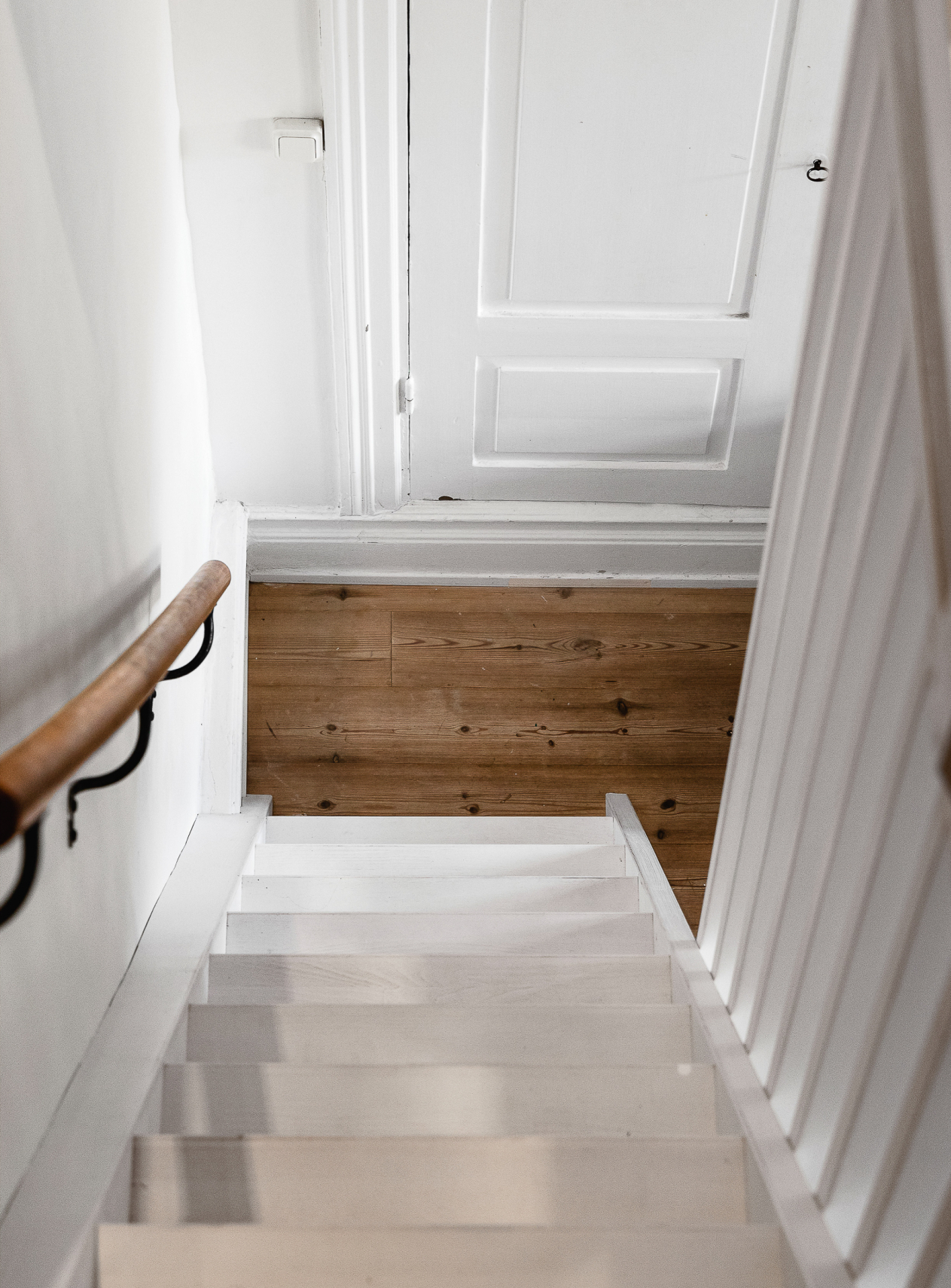 escalier peint en blanc