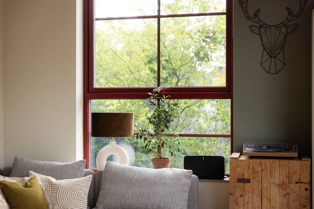 salon avec fenêtre industrielle mini loft 52m2
