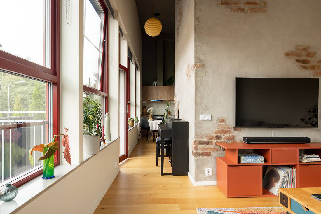 salon mur briques et béton mini loft 52m2