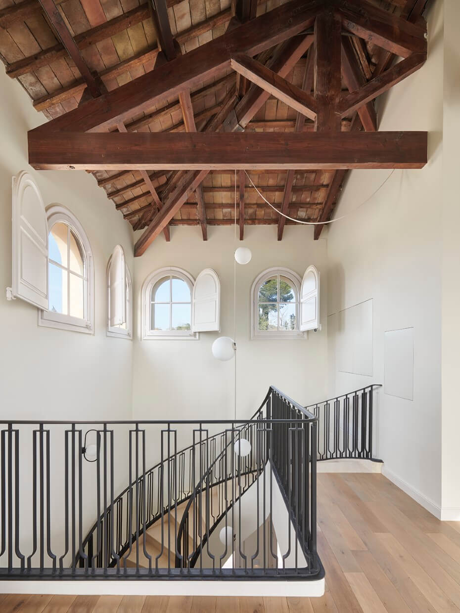 palier avec plafond bois et poutres