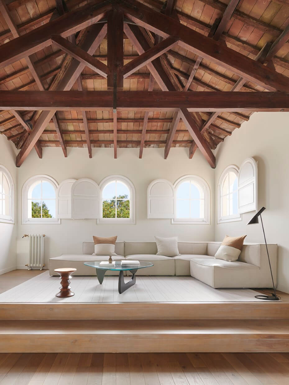salon plafond bois et poutres
