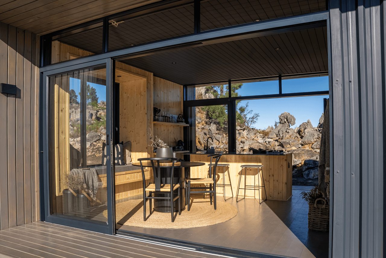 petite maison en bois noir The Hill Luxury Cabin Afrique du Sud