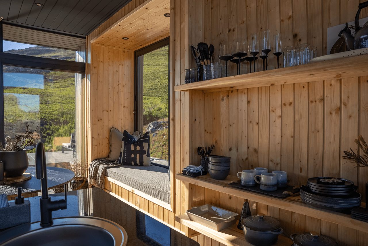 cuisine petite maison en bois noir The Hill Luxury Cabin Afrique du Sud